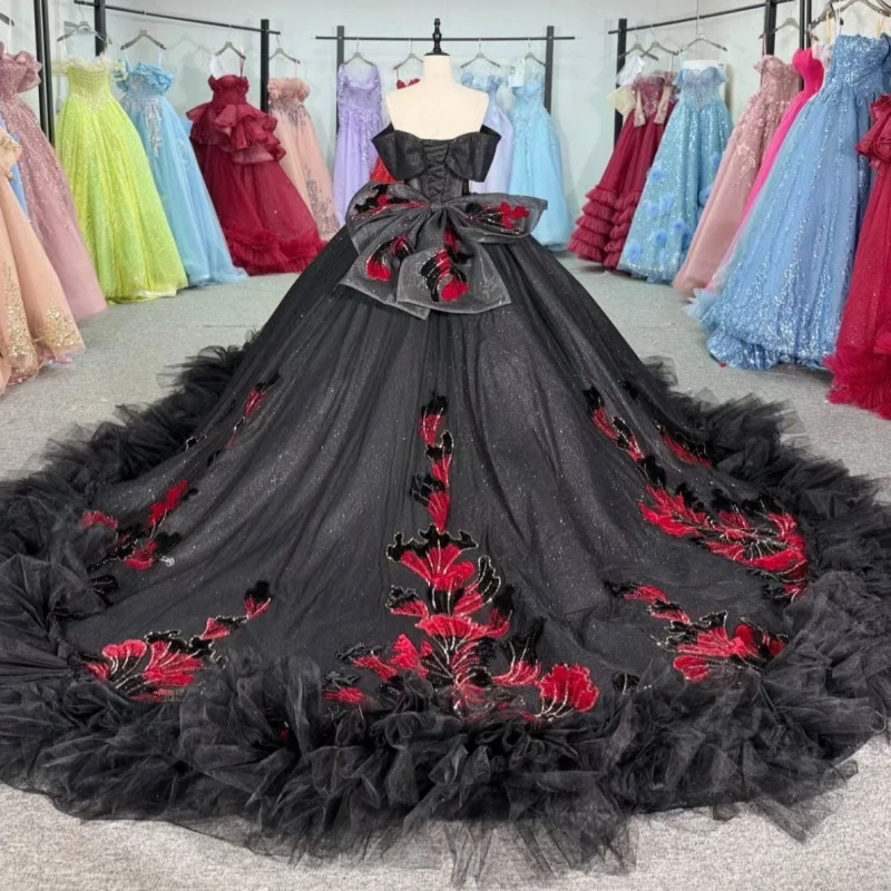 Abiti Quinceanera neri lucidi con spalle scoperte Applique con paillettes Perline in pizzo Fiocco di cristallo Tull a strati Festa di compleanno Dolce 16