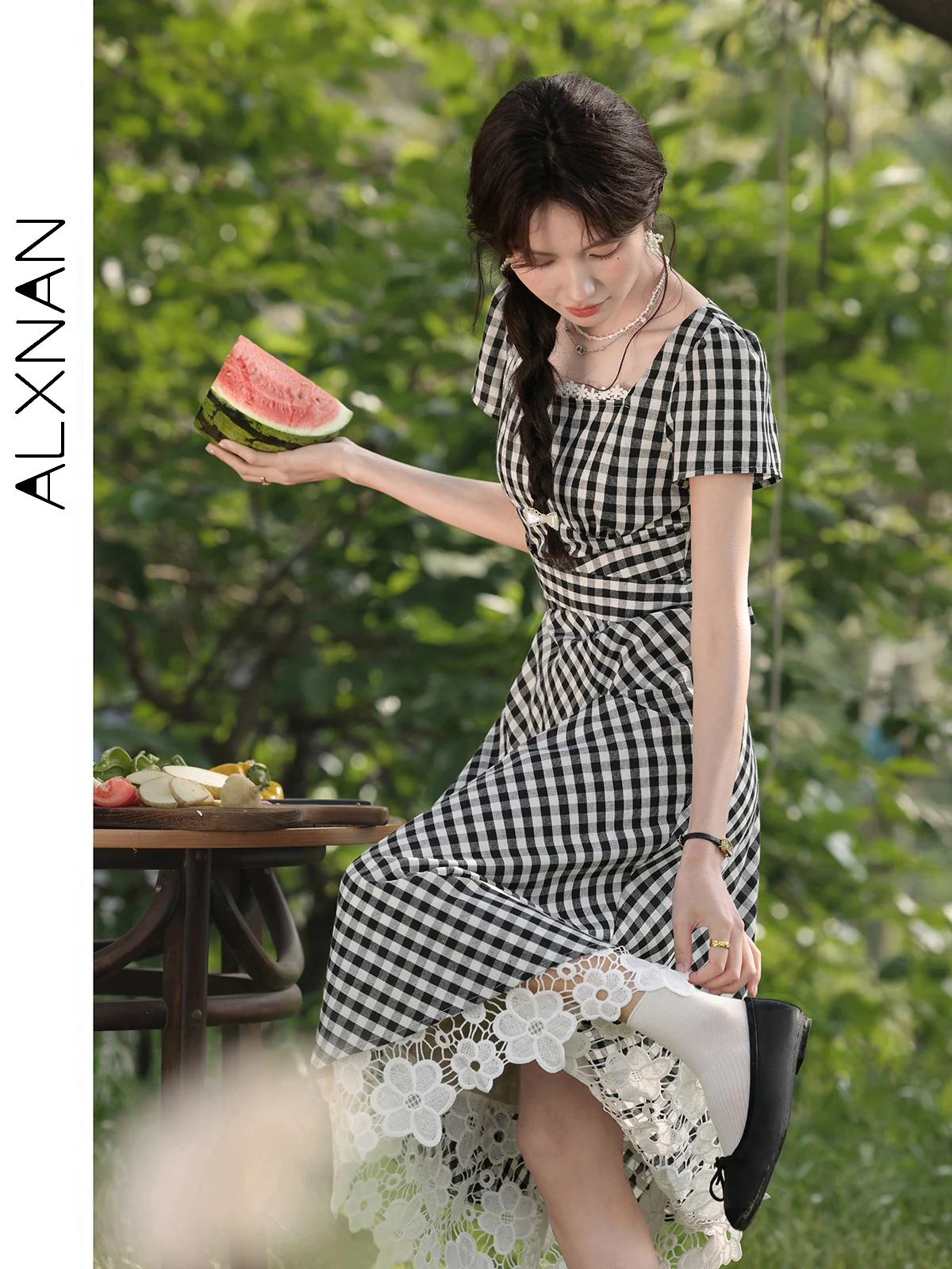 ALXNAN Dames zwarte geruite lange jurk Vierkante hals Kant A-lijn Elegante vakantiejurk 2025, zomer casual kleding Nieuw DYL661795-3