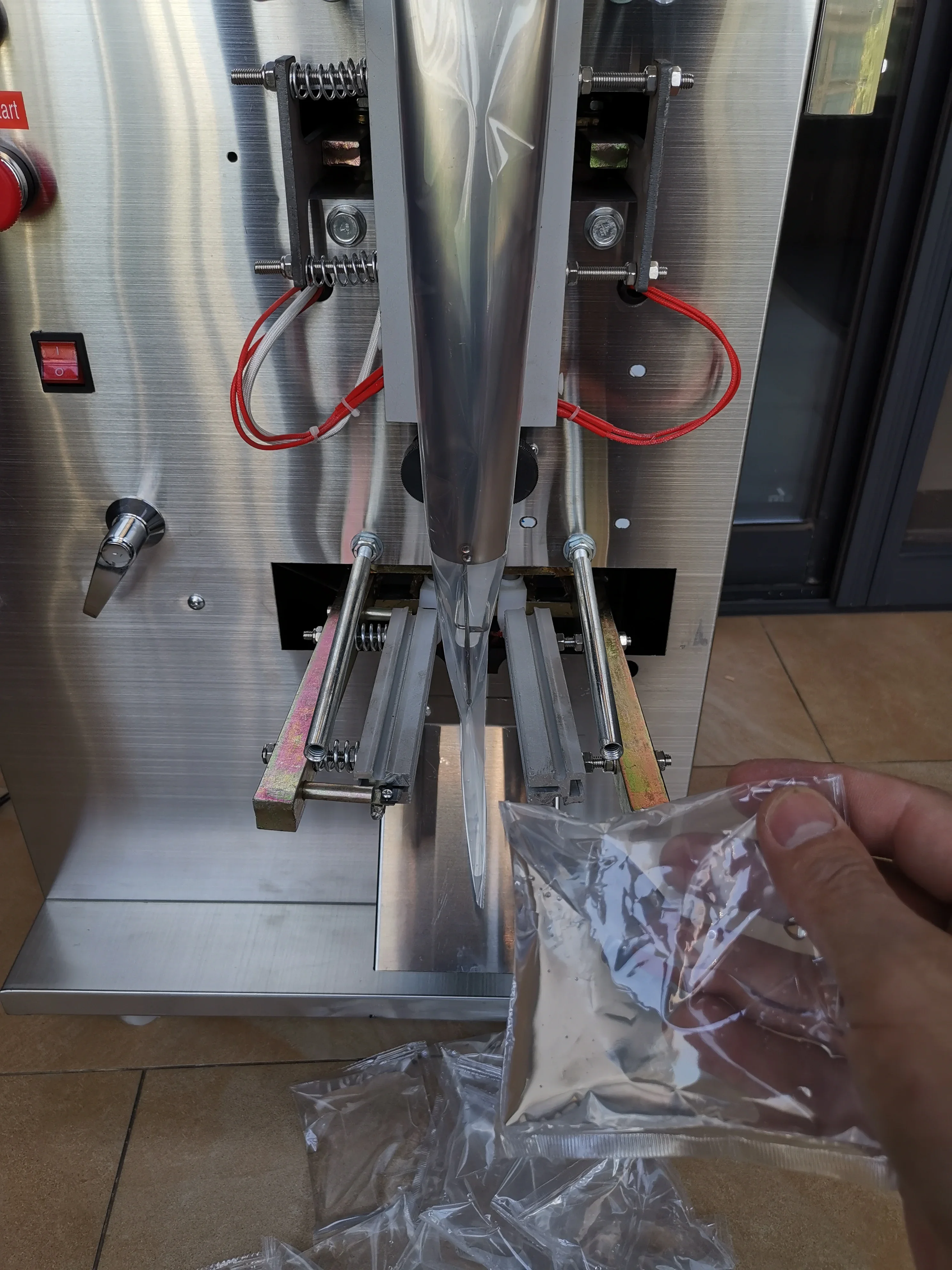 

Automatic liquid packaging machine, seasoning, water, oil, vinegar, beverage pure liquid filling and sealing machine