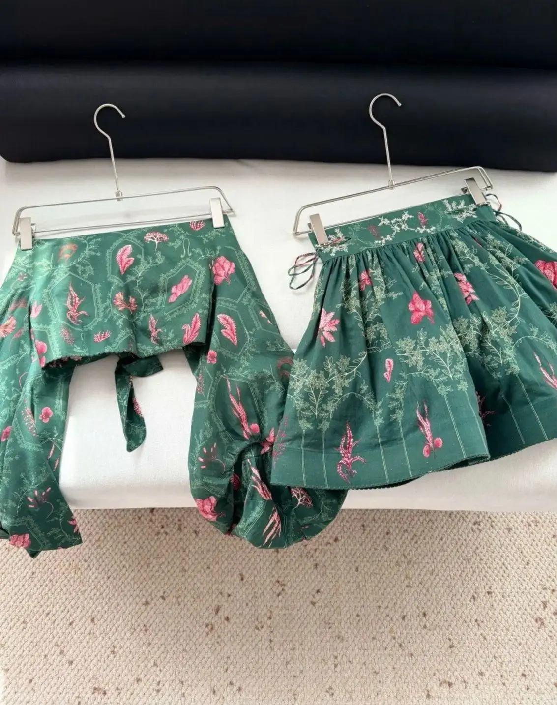 

Французский винтажный комплект: темно-зеленый топ с цветочным принтом, короткими рукавами и асимметричным вырезом без бретелек, а также пышная мини-юбка с высокой талией.