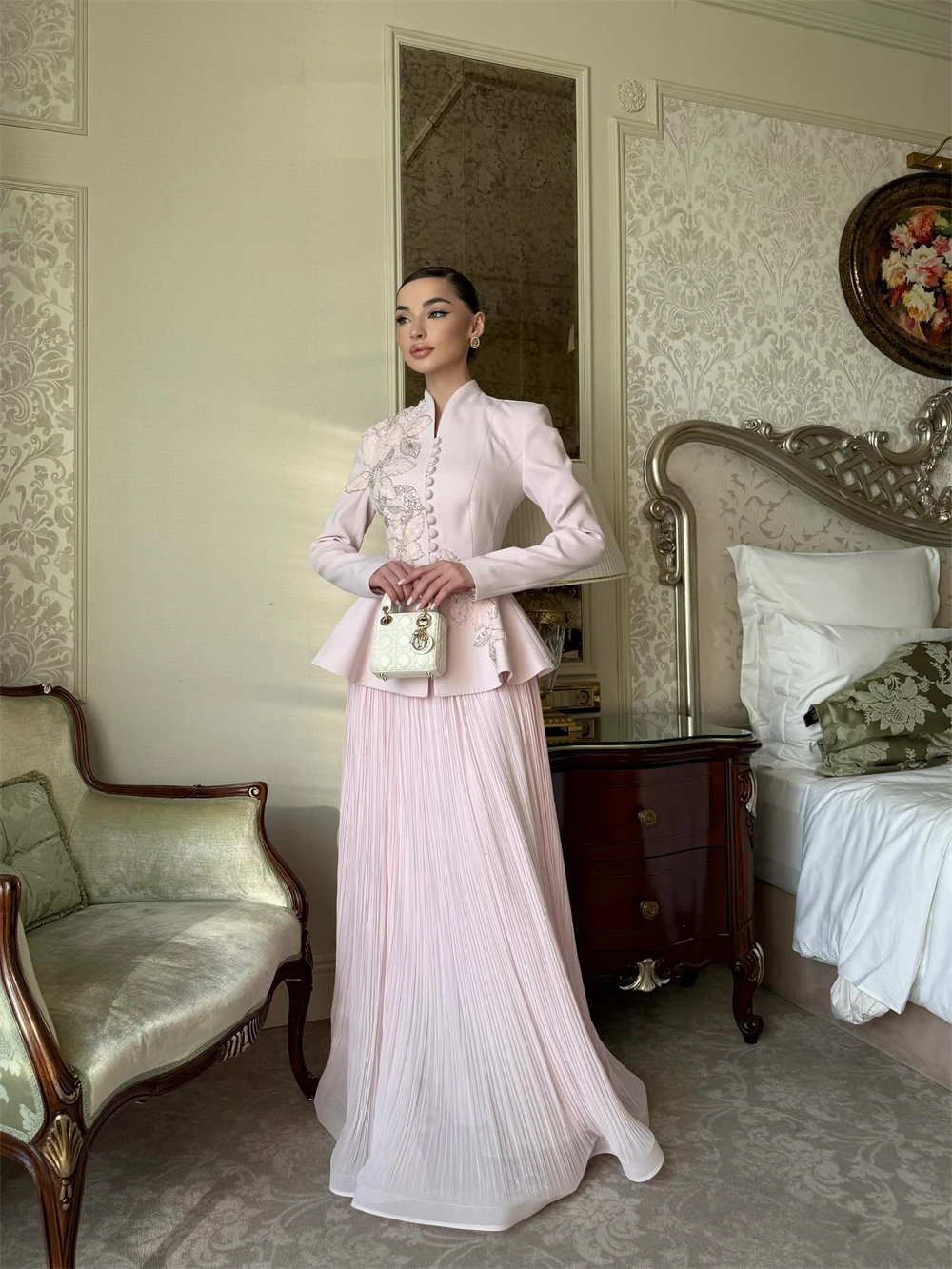 

Customized Elegant Pink Chiffon Evening Dress Classic O-Neck Long Sleeves Celebrity Gowns Formal Straight Sweep Train Prom Dress