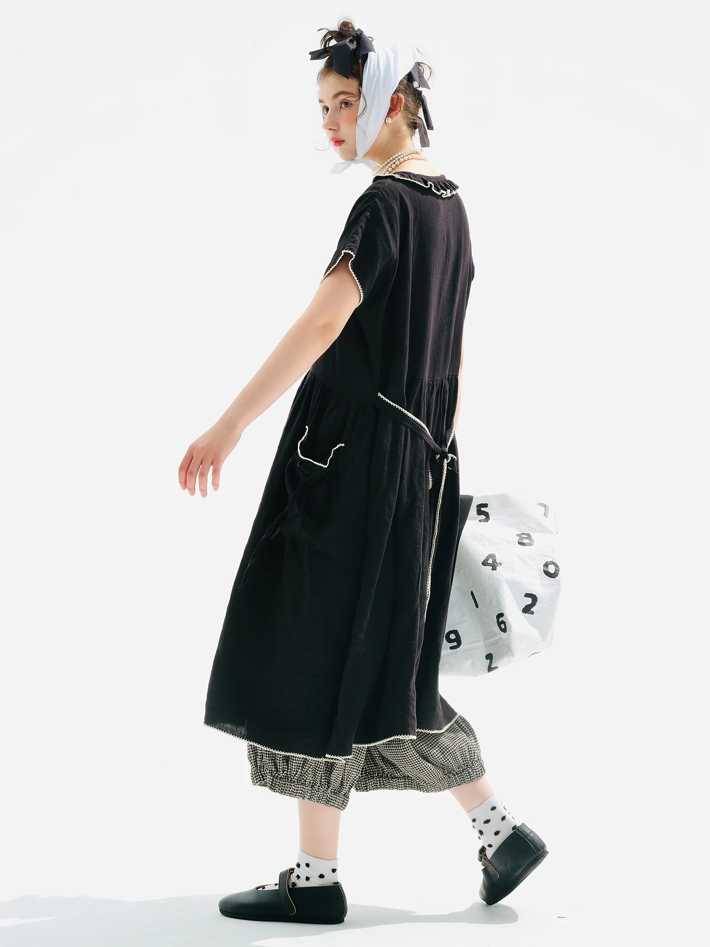 Czarna damska sukienka midi z krótkim rękawem i białymi przeszyciami oraz kieszeniami Casualowa sukienka o luźnym kroju 255200