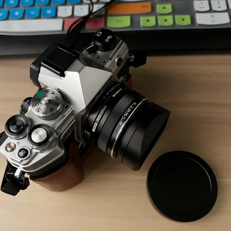 pare-soleil-carre-pour-olympus-mzuiko-digital-17mm-f18--support-a-visser-en-metal-avec-capuchon-avant