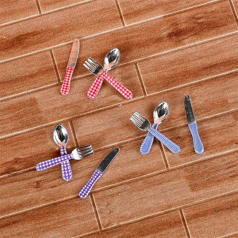 ชุดของเล่นครัวจิ๋วสำหรับบ้านตุ๊กตา 3 ชิ้น ชุดช้อนส้อมลายสก็อตโลหะผสม ของตกแต่งบ้านจำลอง ของเล่นเด็ก ของขวัญ