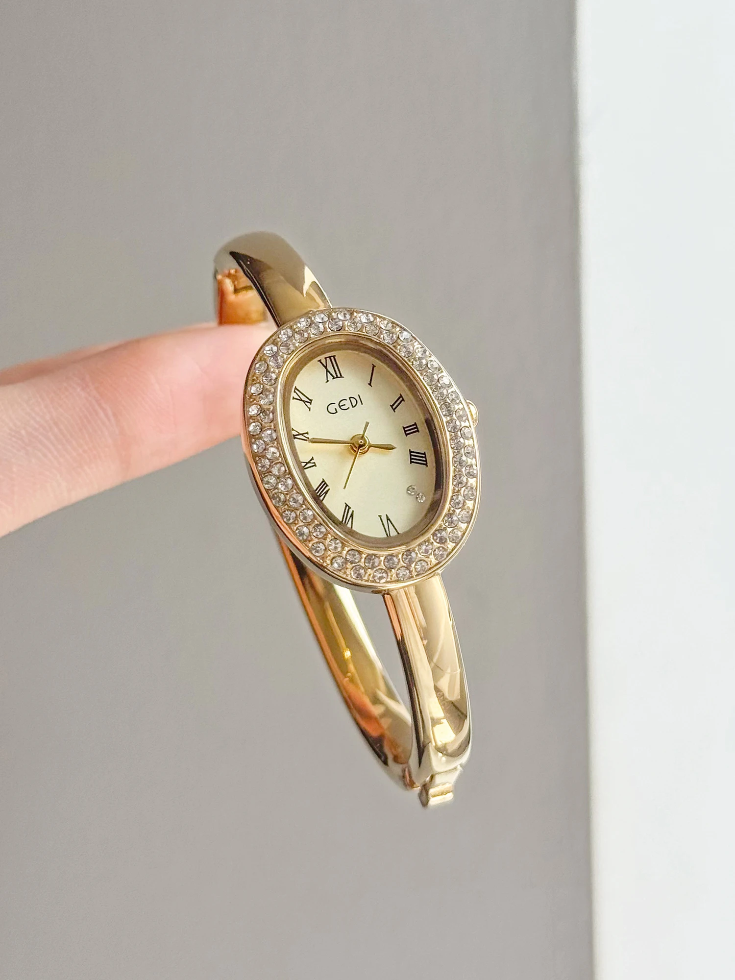 新しいファッションレトロな女性用腕時計、楕円形のブレスレット付き、高級感のあるダイヤモンドがちりばめられたクォーツ時計、女性への完璧な贈り物