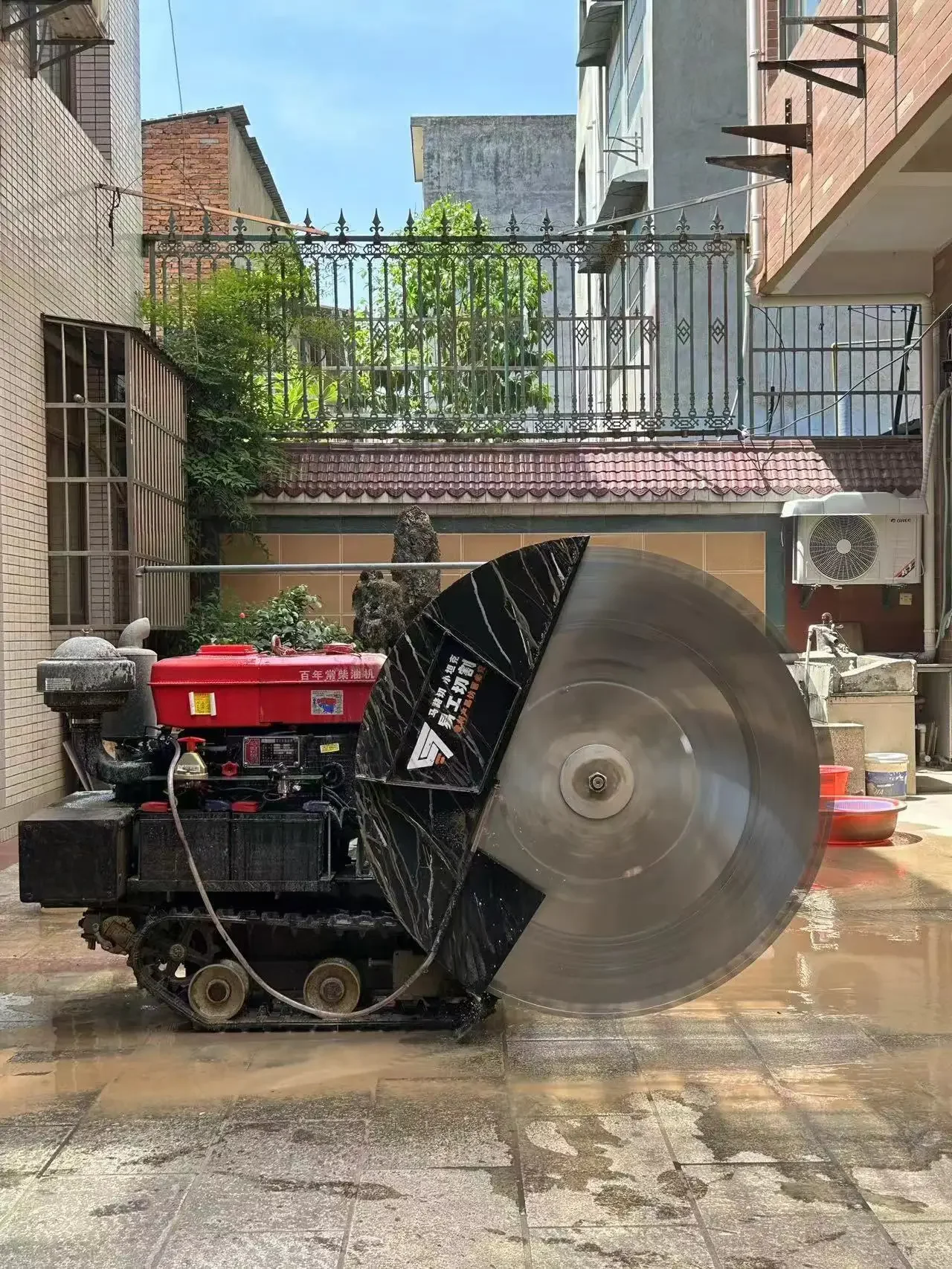 Diesel Concrete Cutting Machine Diamond Rope Saw With Blade 1000mm Saw Blade Cutting Road Cut Saw