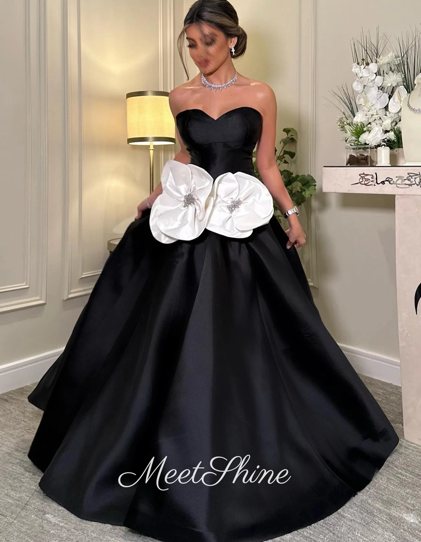 فساتين سهرة حديثة ضخمة بيضاء ثلاثية الأبعاد على شكل حرف A دبي على شكل قلب بدون أكمام للحفلات الراقصة في المملكة العربية السعودية فستان مخصص