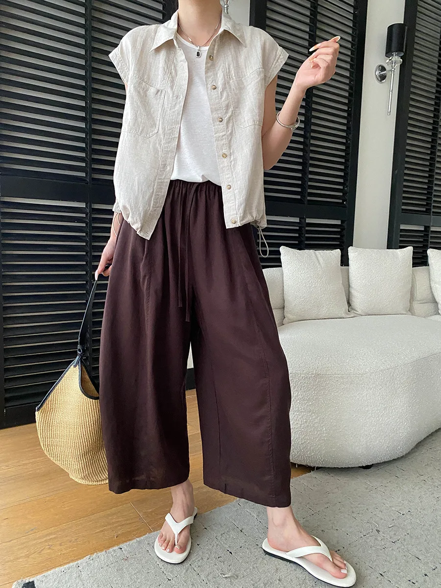 Sommerliches Damenhemd in unifarbenem Design mit Reverskragen, zwei Taschen und lockerem, kurzem Flügelärmel. – Detail 24