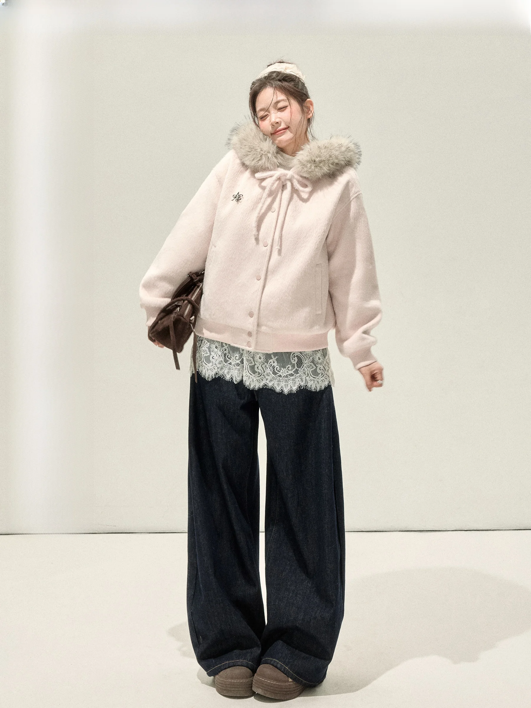 

Романтичный комплект: худи больших размеров с эффектом пролонгированного ношения, джинсовые брюки, юбка А-силуэта с длинным рукавом и воротником из искусственного меха. Зимняя мода.