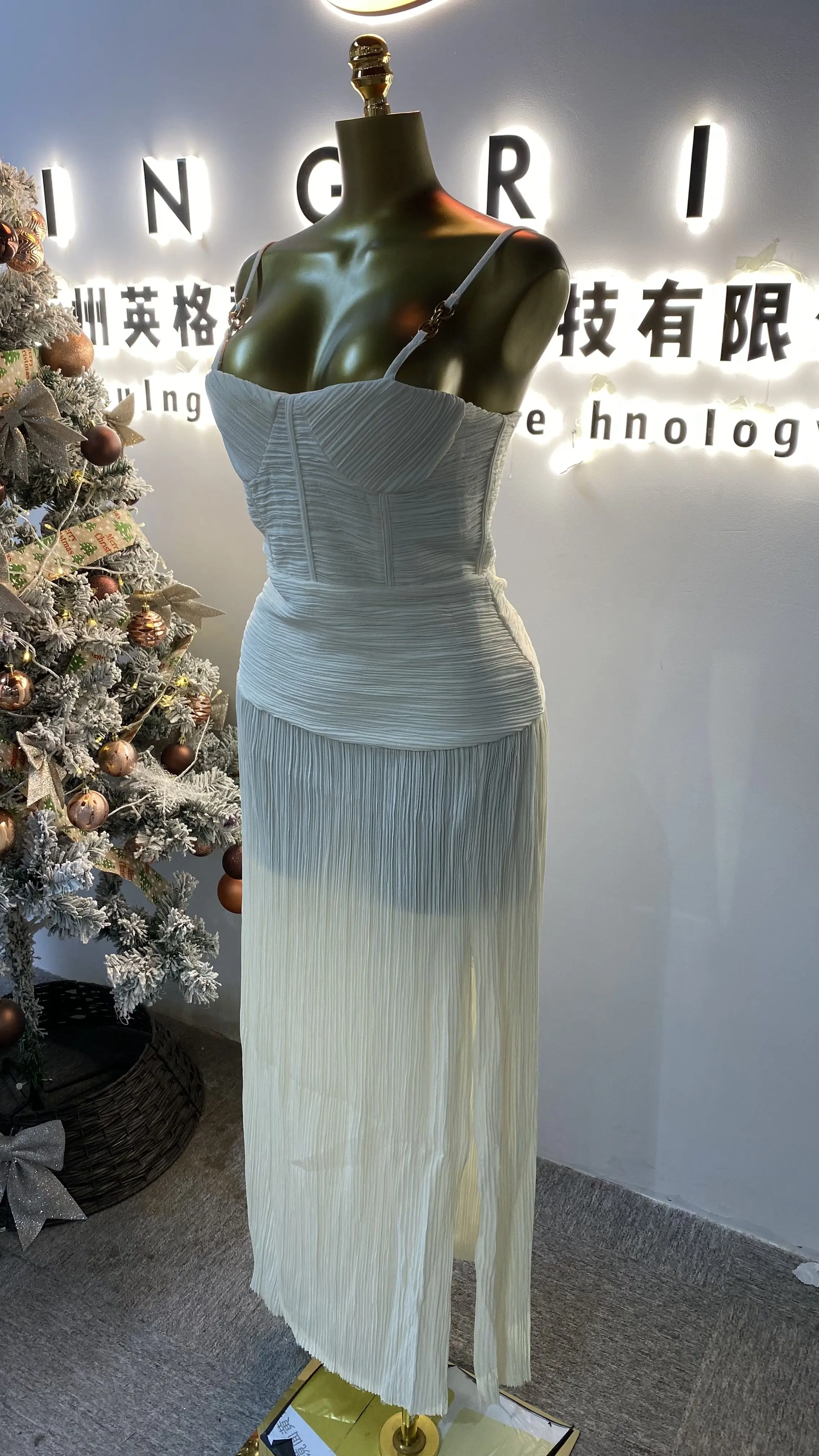 Wedding dress, sparkling beaded lace bridal gown, elegant off-shoulder sleeveless backless bridal dress-GZXX080