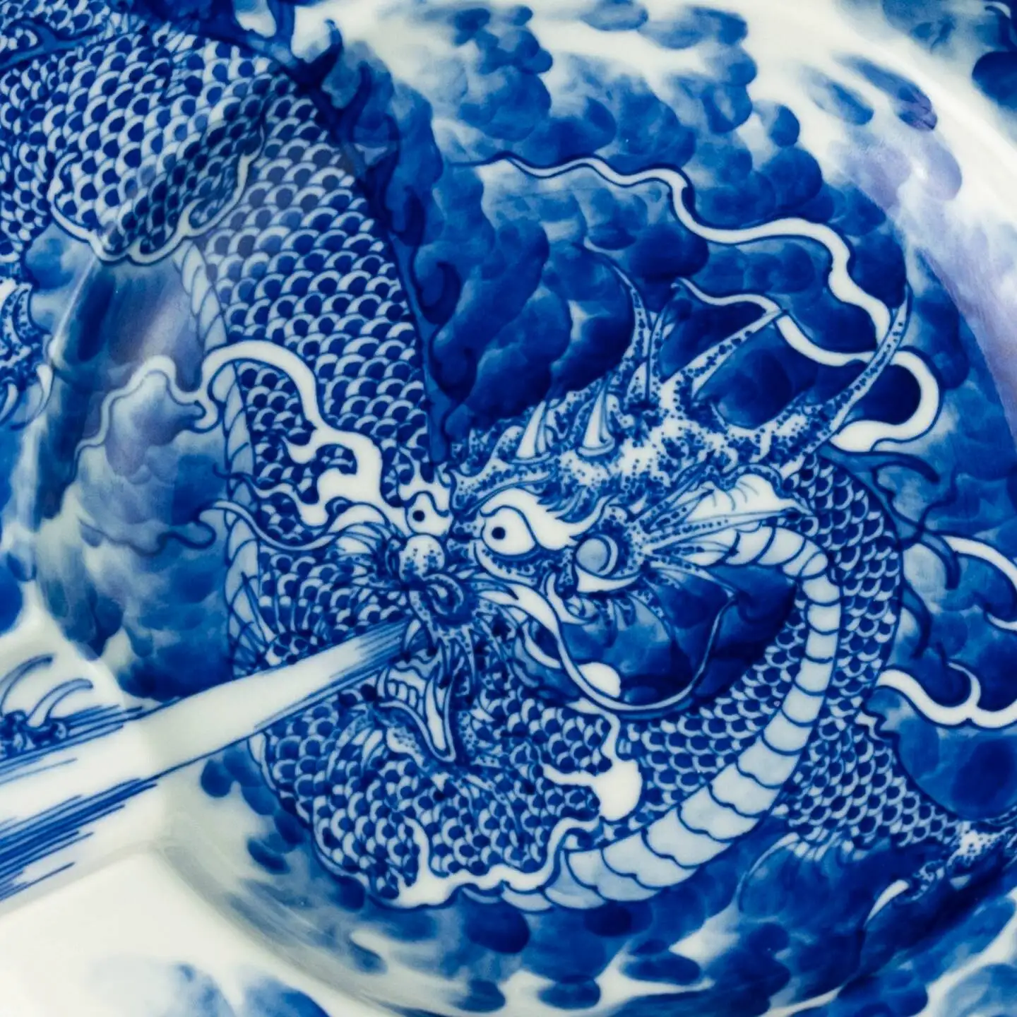 Antique-Style Hand-Painted Dragon Water-Absorbing Ceramic Cigar Holder Ornament, Handmade Blue And White Ashtray Ornament
