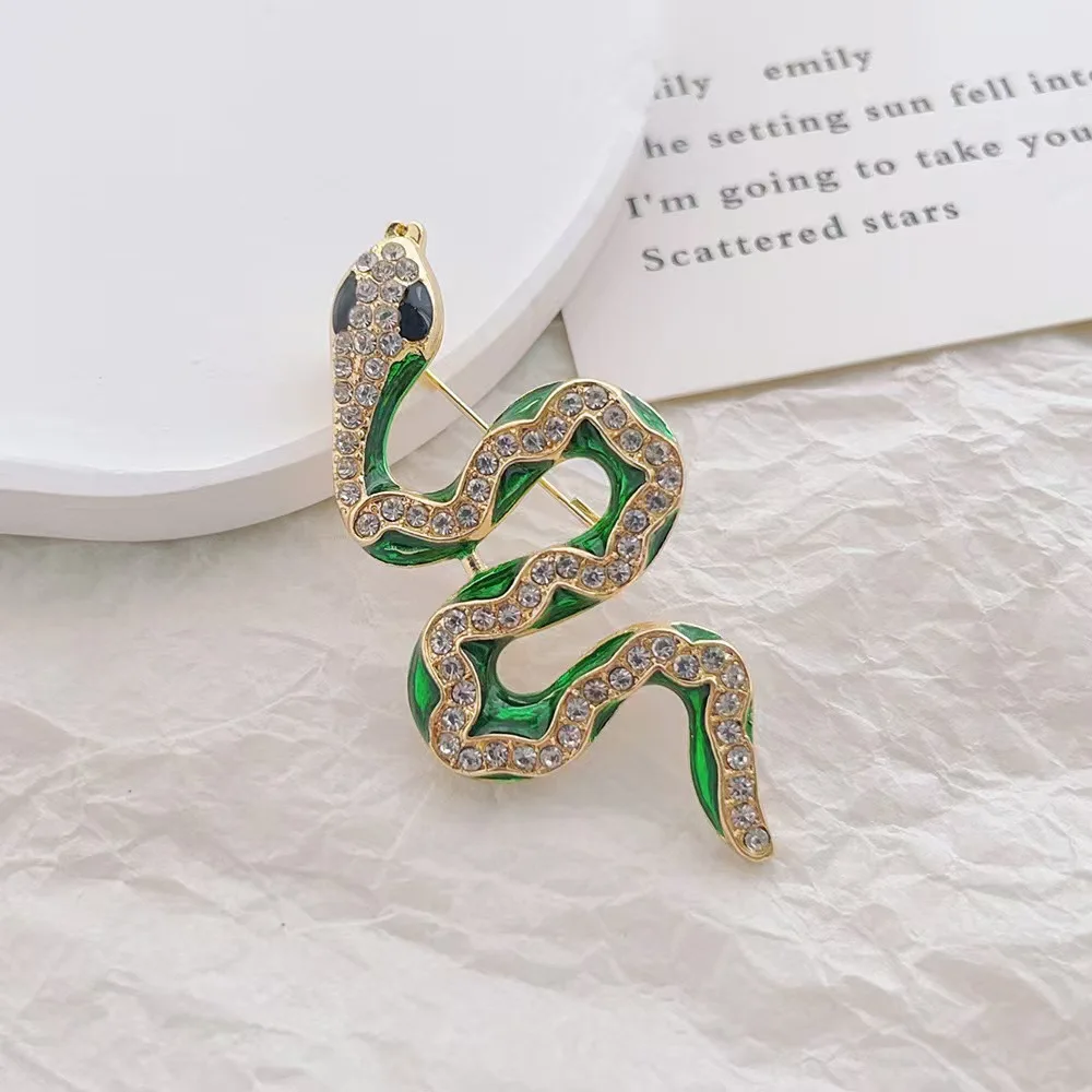 Luxury Green Rhinestone Snake Brooch for Women Men Unisex Alloy Lapel Pins Animal Design Badge Vintage Jewelry Accessories Gift