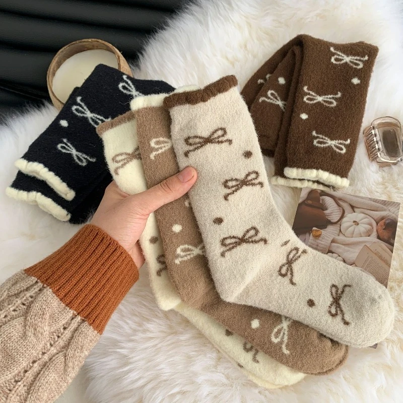 1/5 أزواج الخريف الشتاء موضة القوس نقطة منتصف جوارب أنبوبية سميكة الدافئة الجوارب المنزل جوارب يمكن السير بها على الأرض جوارب نسائية مريحة غير رسمية