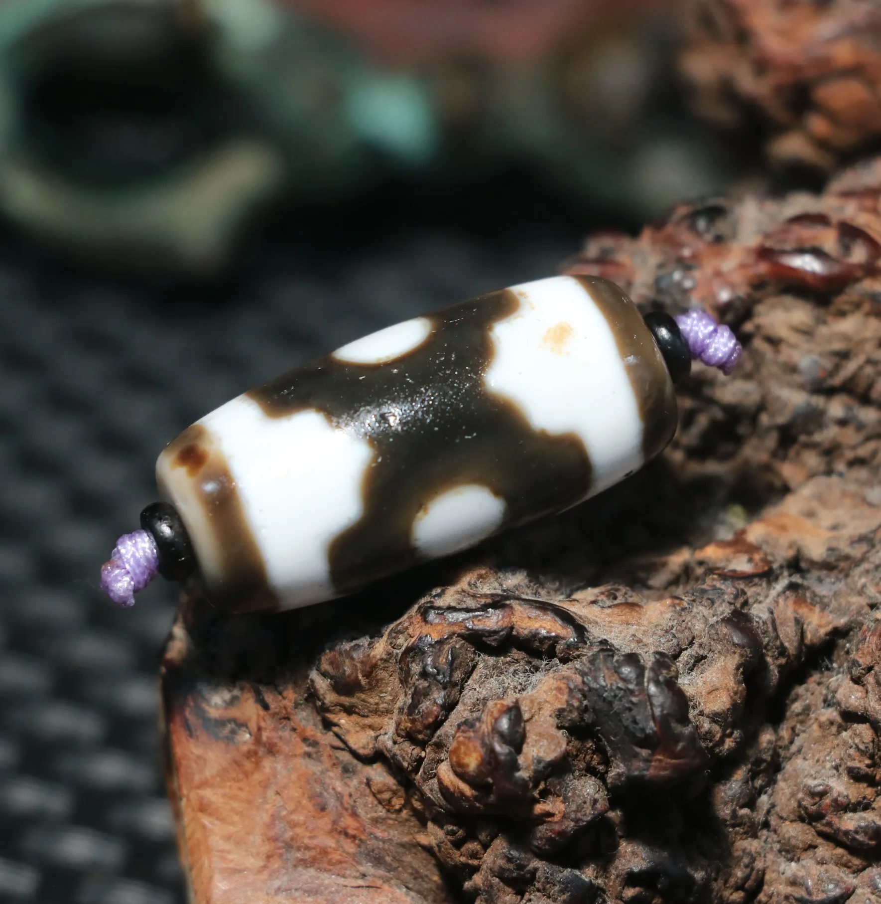 

WOJIACHANPINZUITEBIE Тибетский старый агат честный 3-глазый символ милосердия dZi подвеска из бисера Timestown RPL22120A76