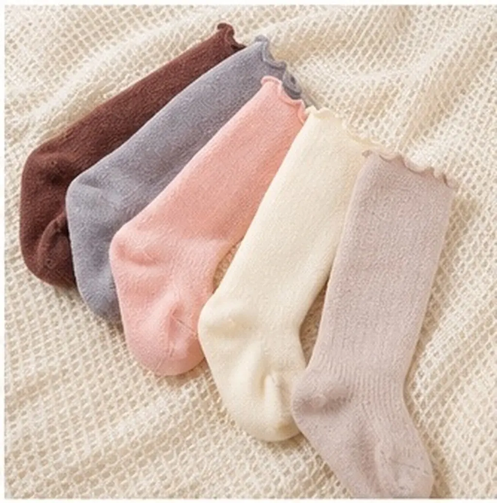 ベビーガール用、膝丈ソックス5足セット。厚手で暖かく、冬にぴったりの、フリル付きの柔らかい素材を使用したベビーソックス。新生児から6～12ヶ月のお子様向け。