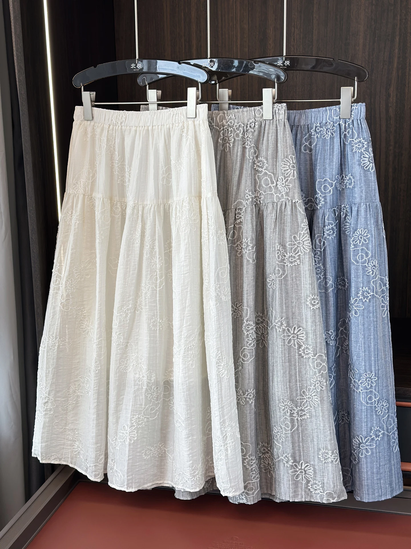 

Ele Waist-length T Top with Floral Embroidery Loose Fit Silhouette Comfortable Viscose Material Ideal for Ci Commute