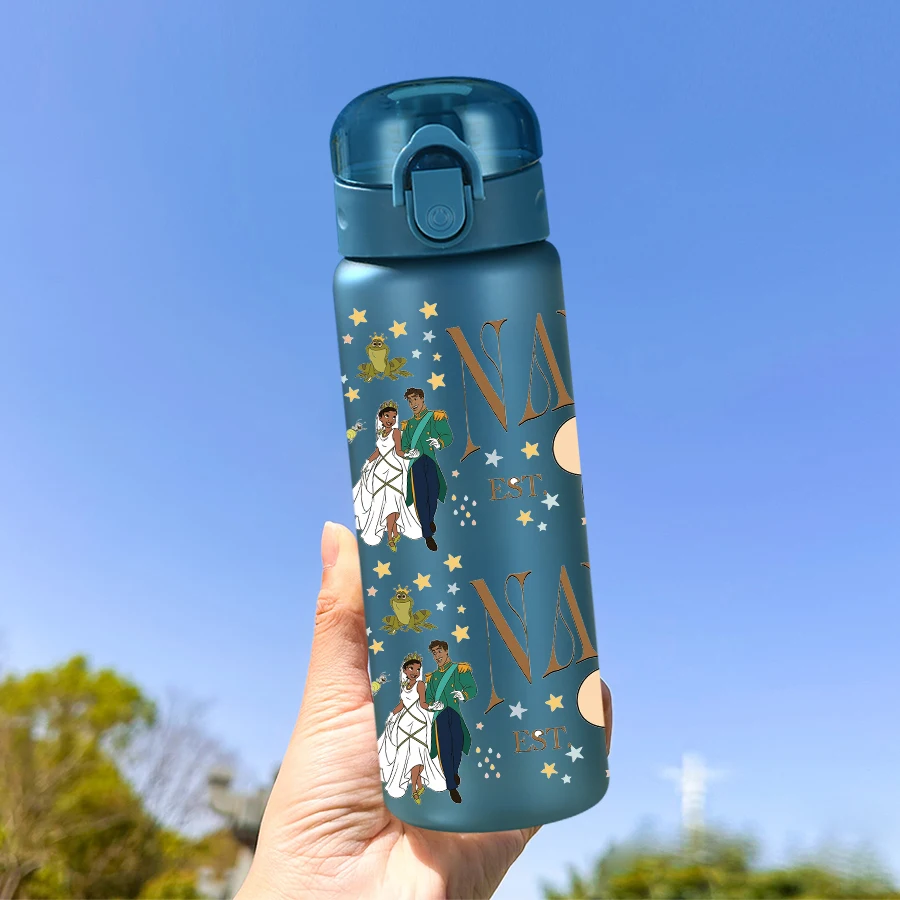 Botella de agua de plástico con diseño de príncipe y rana de Disney, 26oz, para deportes al aire libre, regalo de cumpleaños/regreso a casa, 1 ud.