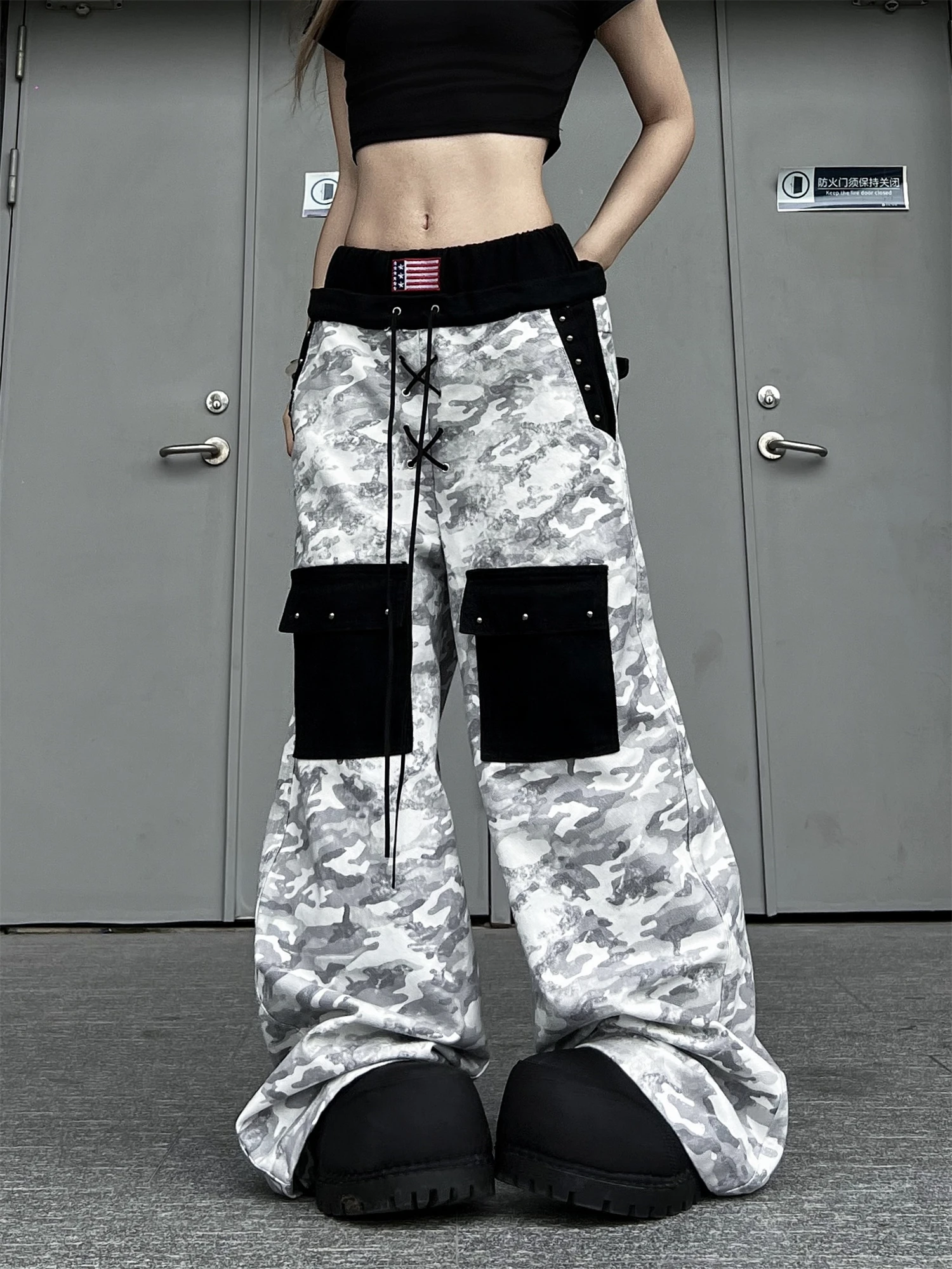 المرأة Y2K الشارع الشهير المتضخم فضفاض السراويل التمويه رمادي أبيض مع جيب أسود البضائع بنطلون عادية الهيب هوب سراويل أنيقة