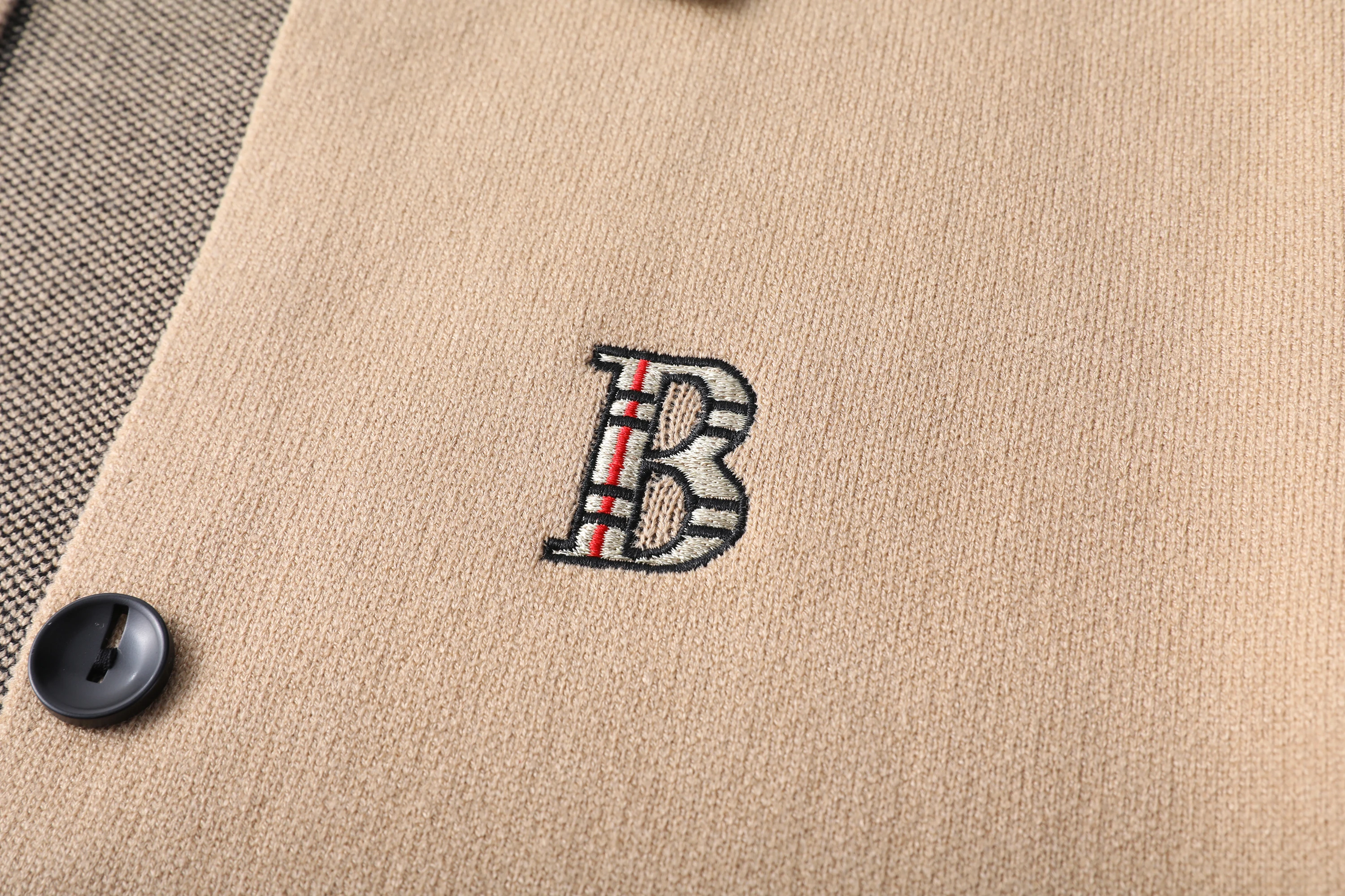 

Роскошное качество, мужской вязаный кардиган с карманами и вышивкой букв, пальто с длинными рукавами и лацканами, зимнее универсальное модное трендовое мужское пальто, топ