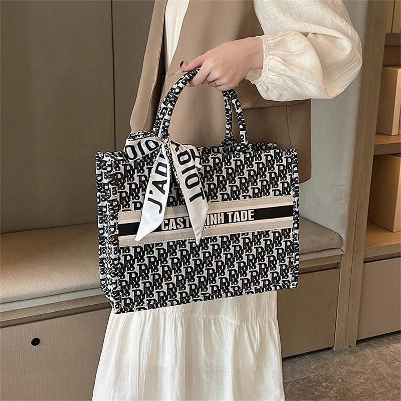 

2025 Premium Commuter Tote with Niche Design - Roomy Shoulder Bag for Fall/Winter with Versatile Straps