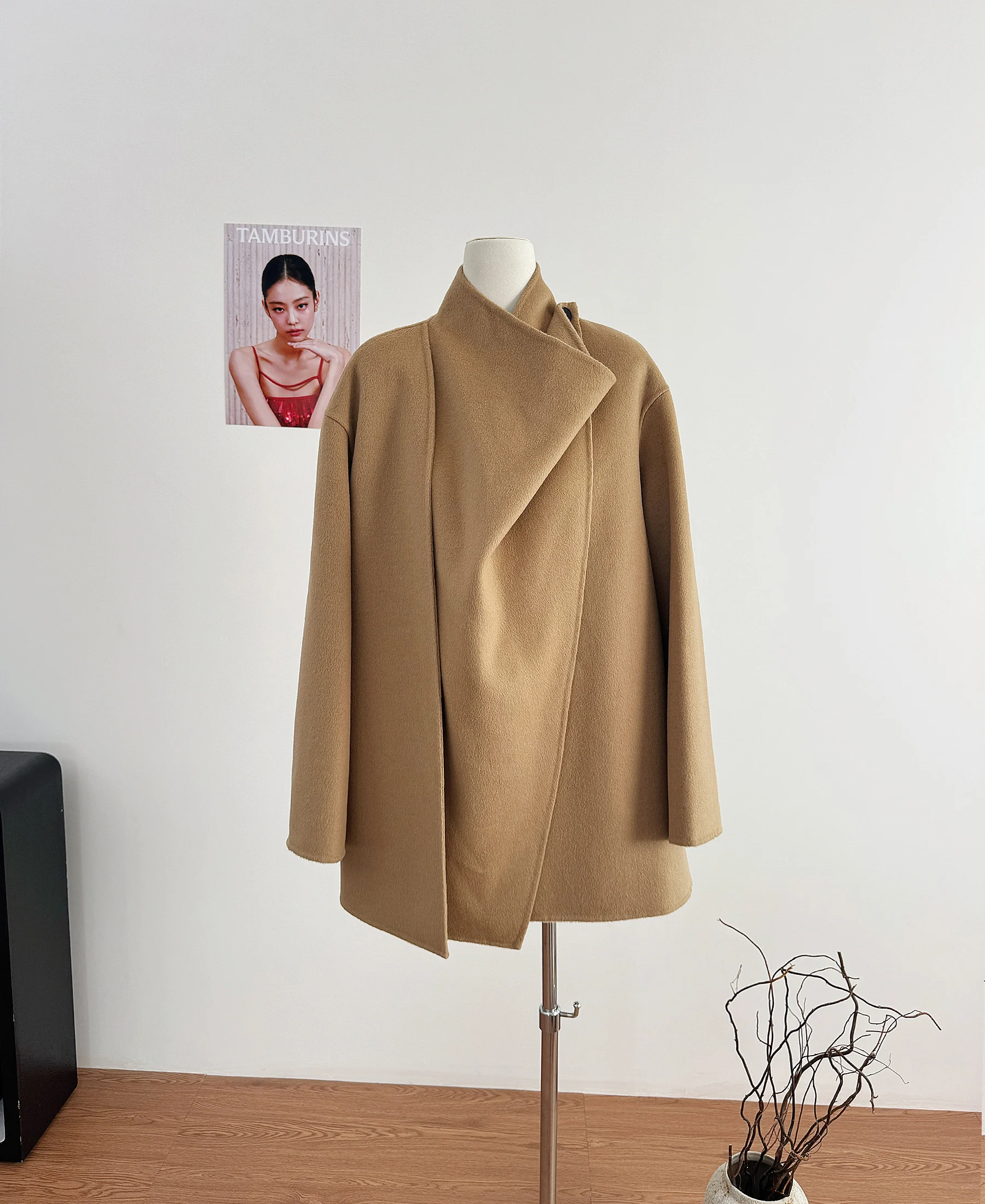 سترة نسائية للخريف والشتاء أنيقة ذات ياقة متأرجحة غير منتظمة وأكمام طويلة من الصوف ملابس خروج للسيدات بلون واحد ملابس خارجية بزر واحد