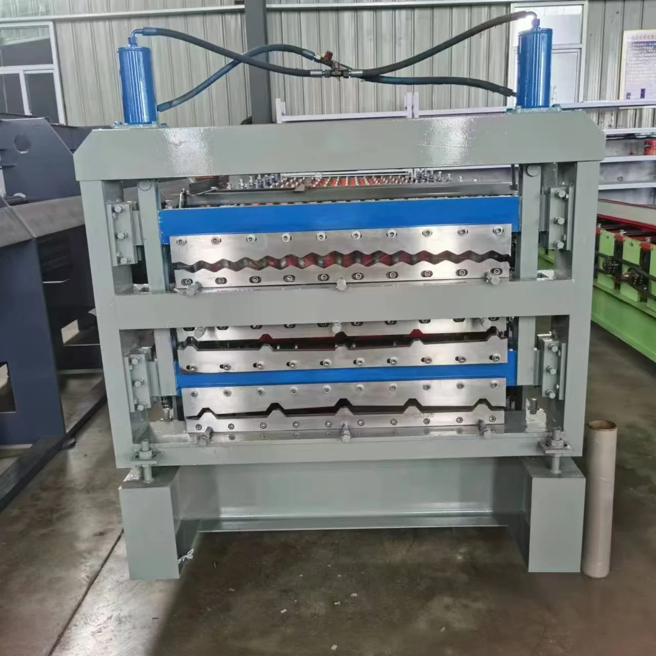 Macchina per la produzione di lamiere di zinco portatili per lamiere standard Macchina per la produzione di piastrelle per lamiere di tetto a tre strati Macchina per la formatura di rotoli di lamiere Ibr