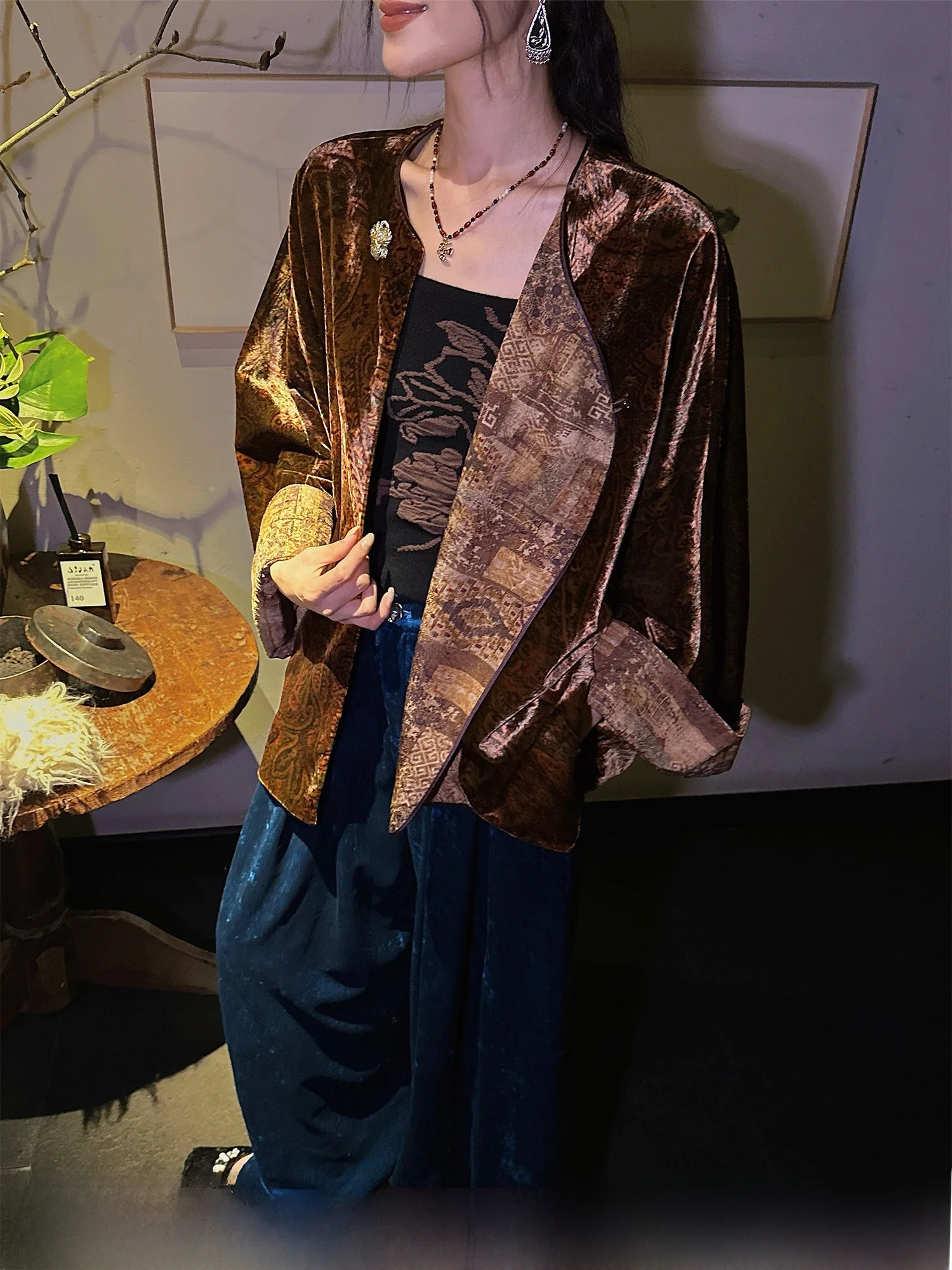 

Новая женская бархатная куртка Sanji Bla Flower в китайском стиле, осенняя коллекция 2025 года, очень красивая, модная в этом году, для повседневной носки.