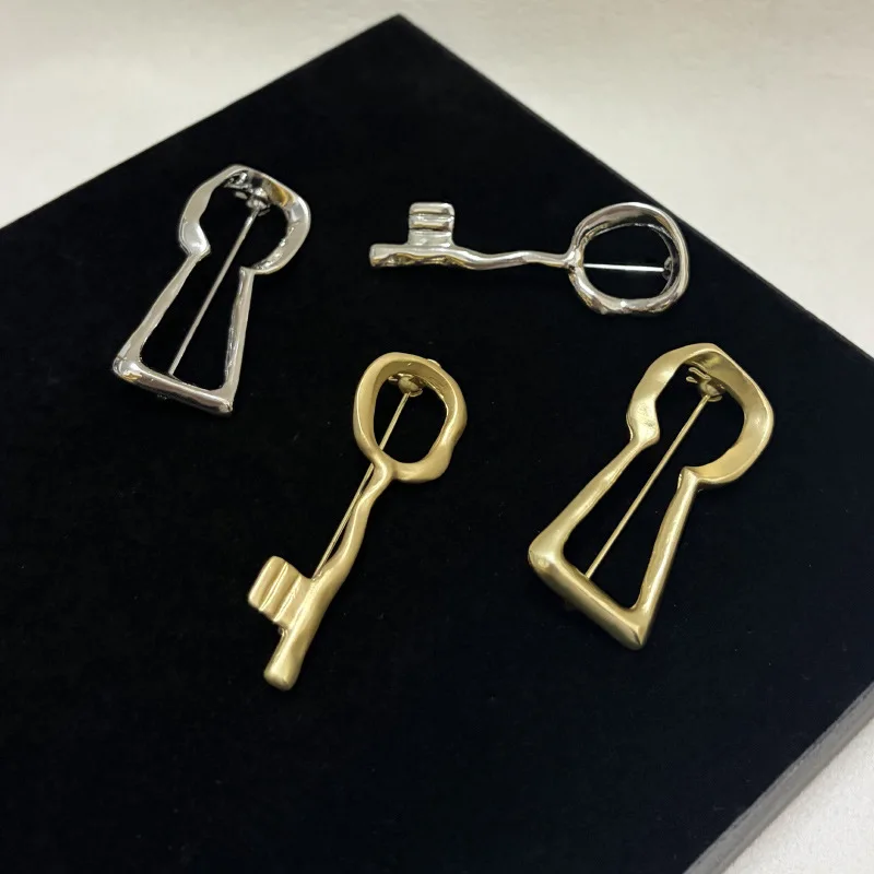 

Retro Key Shaped Brooch Elegant Fashion Pin Suit Coat Accessory Exquisite Unique Fashion Clothing Decoration DIY Accessory