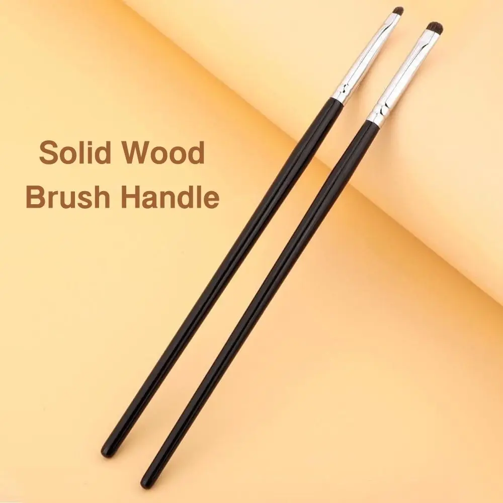 Pinceau de maquillage pour les yeux à poils doux, manche en plastique, petit pinceau conique pour l'application d'ombres à paupières, de fards de teint, de fards pour les cils et de fards pour le contour des yeux.