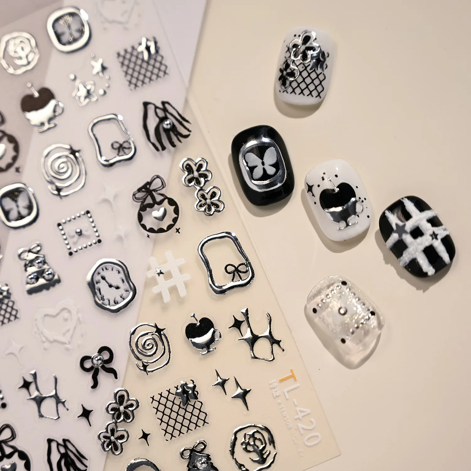 Silber gestempelt schwarz weiß Schleife Sterne Blumen Apfel gedrehte Uhr 3D selbstklebende Nail Art Aufkleber Mode Maniküre Aufkleber