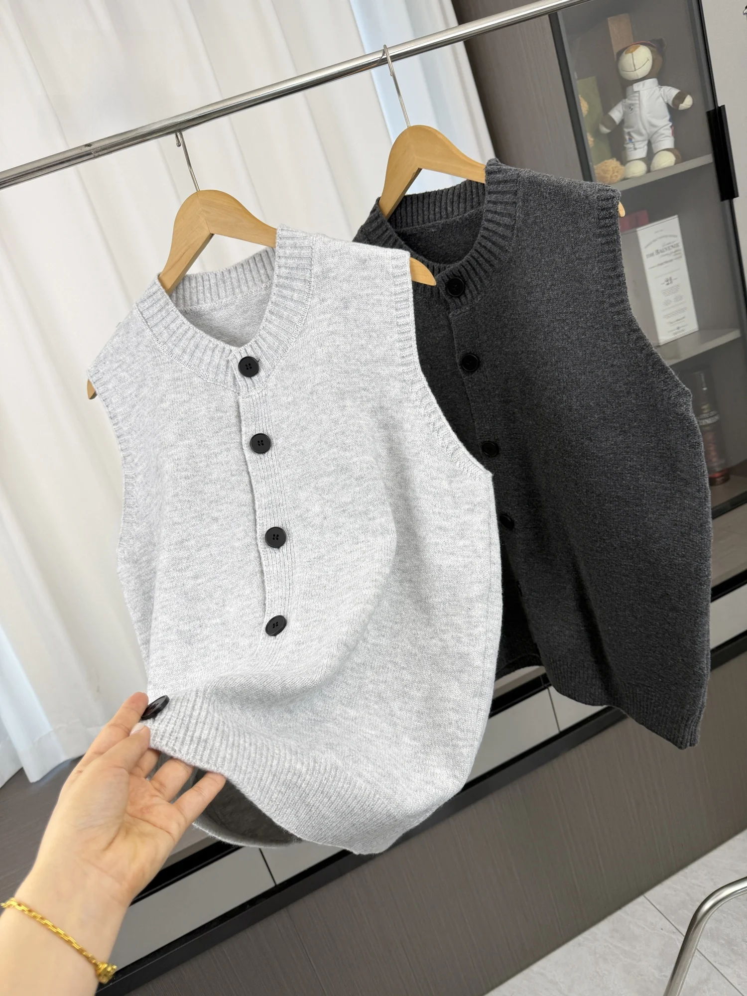 Soft Casual Knitted Cardigan Vest Men's Autumn Fashion Layering Warmth round Neck Single Button Closure Regular Fit Vest