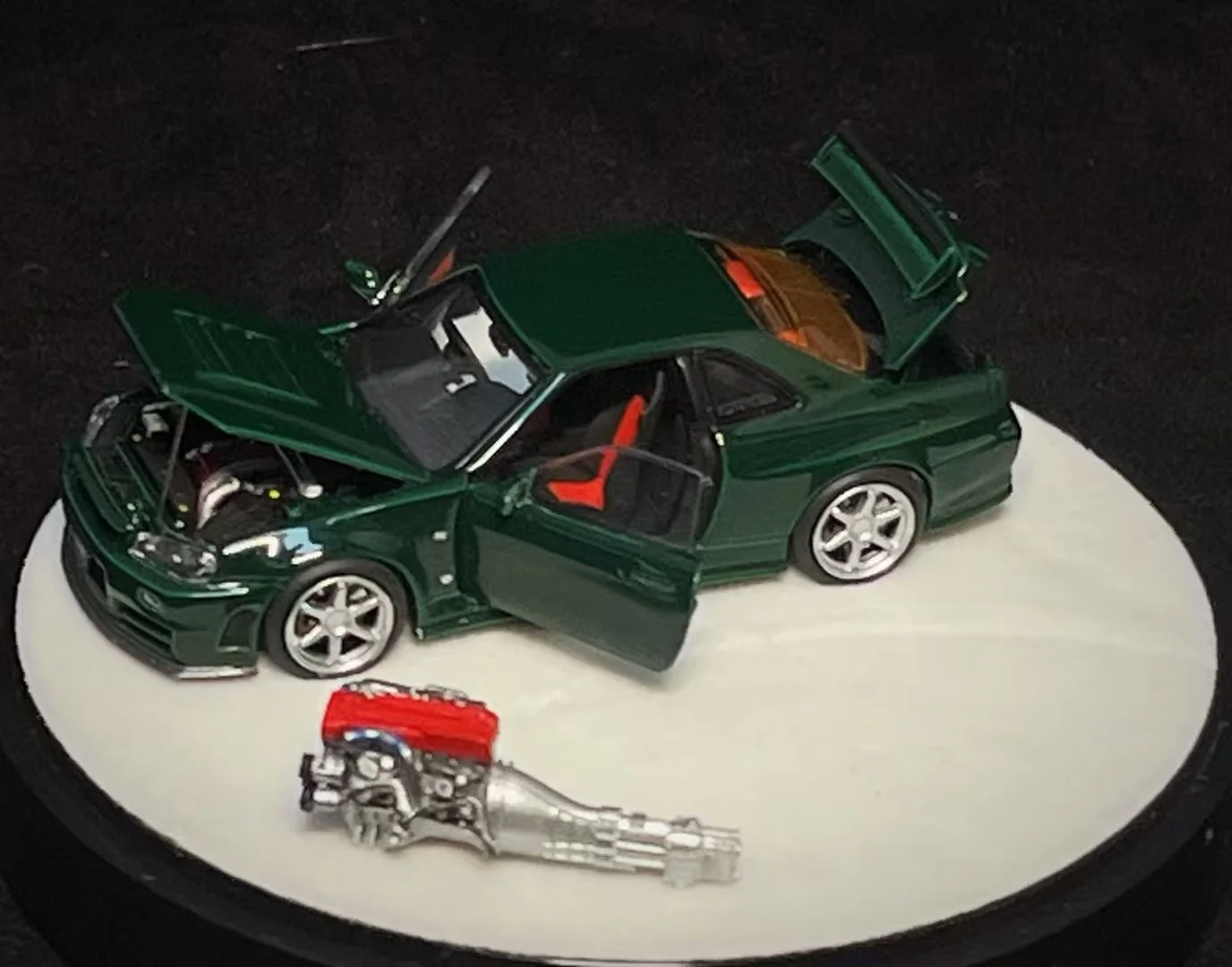 PGM 1:64 GTR R34 aleación verde británica modelo de coche de simulación totalmente abierto regalo de colección: una cabeza de motor