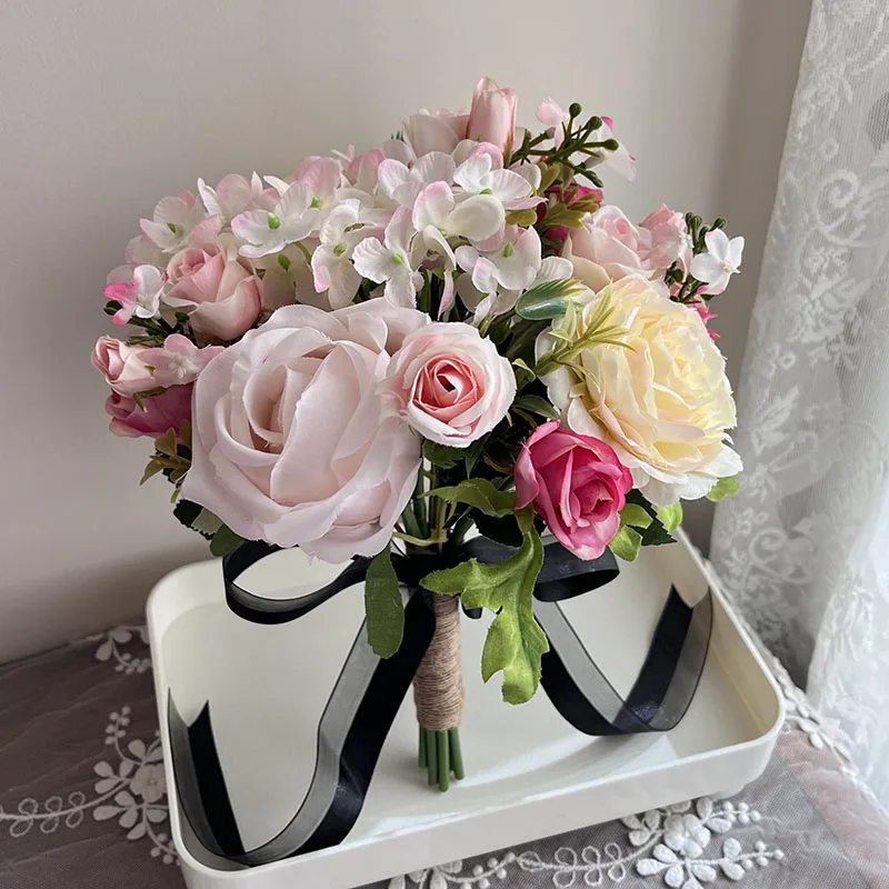 

Букет для подружек невесты, свадебные аксессуары, розовые шелковые цветы, искусственные розы, свадебное украшение, черная лента, центральное украшение стола