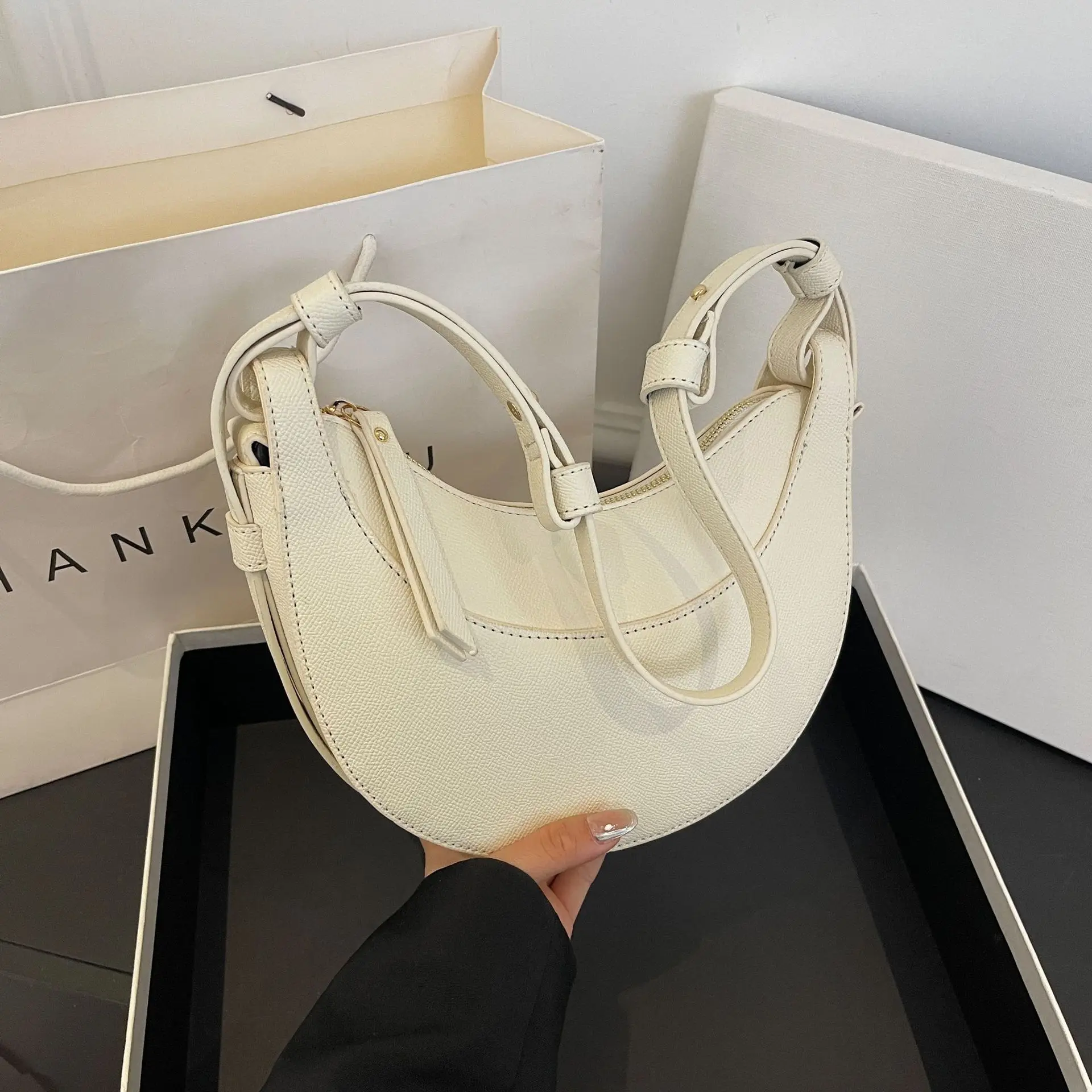 Light Luxury Design Crescent Bag Underarm Leather Bag French Pol Fashion Comfortable Handbag Shoulder Small Bag