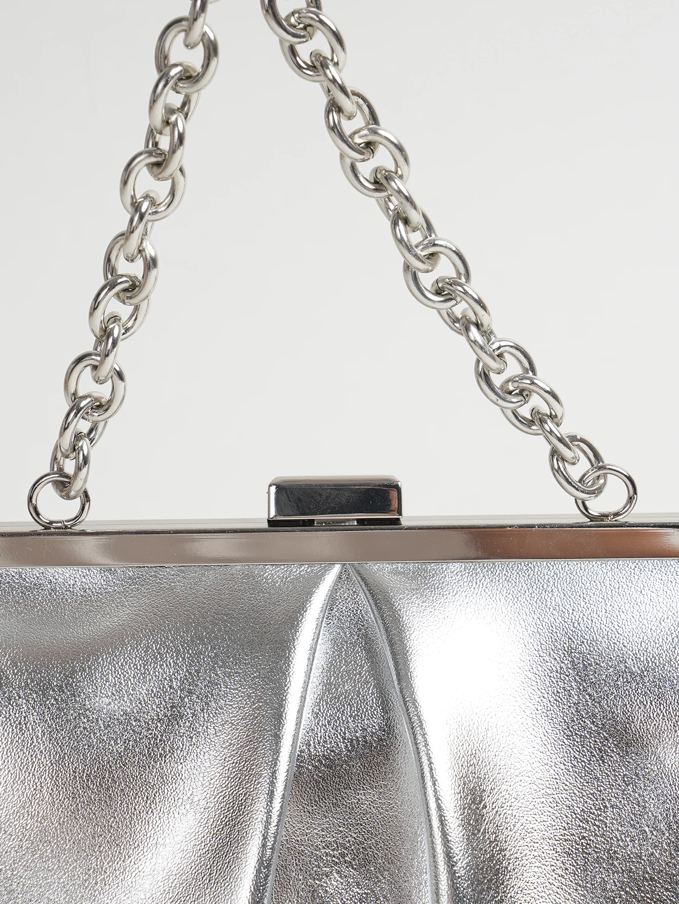 1 Stück Elegante Abendtasche aus Metallic-PU-Leder mit Falten und Kiss-Lock-Verschluss, Glänzender Metallkettenhalter-Rahmen, Crossbody-Clutch-Tasche – Detail 4
