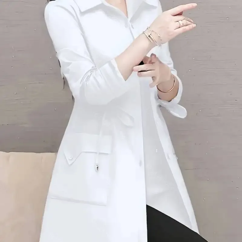 Camisa feminina elegante de manga comprida de cor sólida com cordão na cintura e detalhes de bolso duplo para viagens no escritório