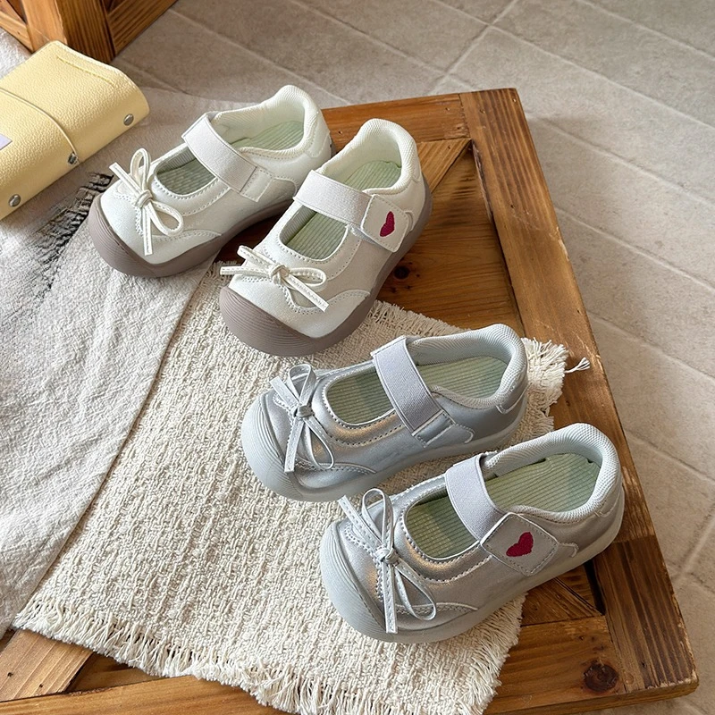 Zapatos Planos Casuales para Niñas, con Bordado de Corazón, Correa Ajustable, Antideslizantes, para Uso Diario, Color Beige Plateado