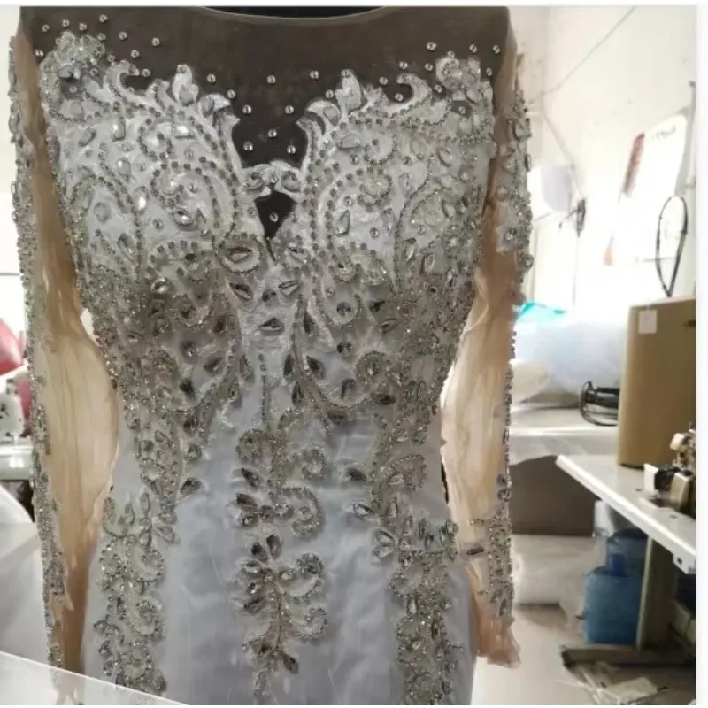 Maßgeschneidertes Spitzen-Meerjungfrauen-Brautkleid mit Schleppe, langen Ärmeln und offenem Rücken, auch in großen Größen erhältlich