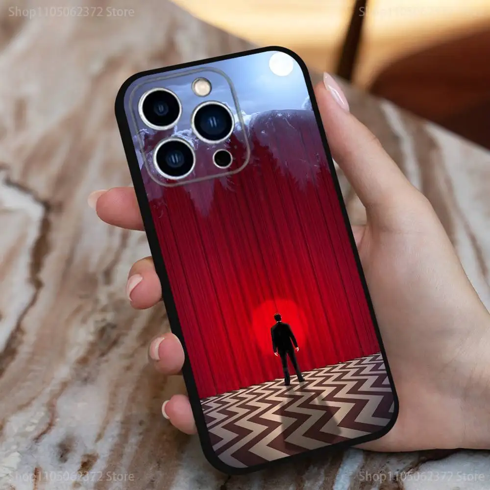 حافظة W-Welcome To T-Twin Peaks لهاتف iPhone 17,16,15,14,13,12,11 Plus,Pro Max,XS,X,XR,SE,Mini,8,7,غطاء أسود من السيليكون الناعم