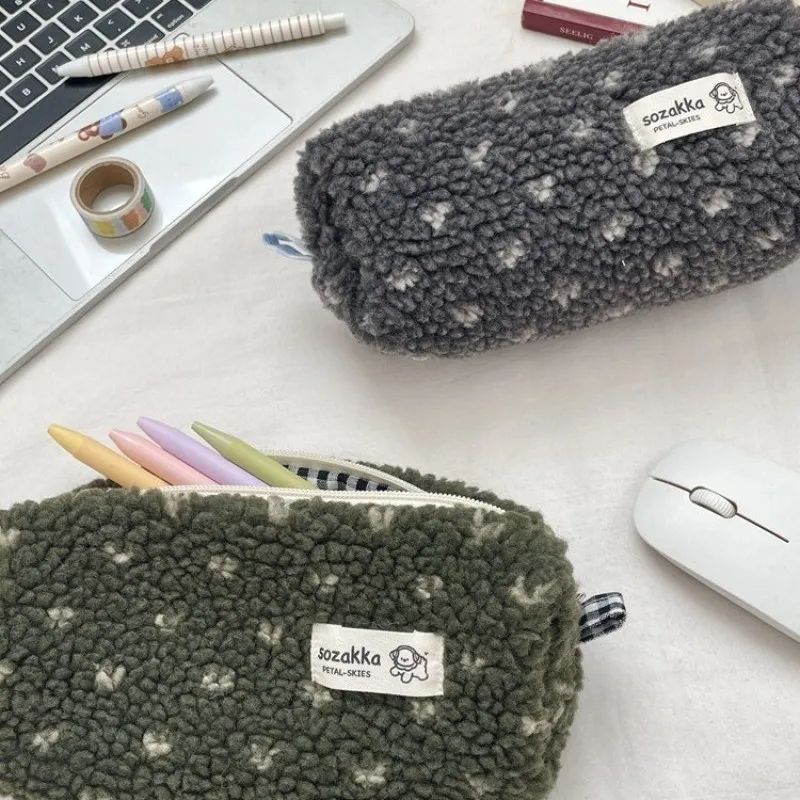 Piórnik Flamingo Heart, duża pojemność, miękki pluszowy woreczek na artykuły szkolne dla uczniów.