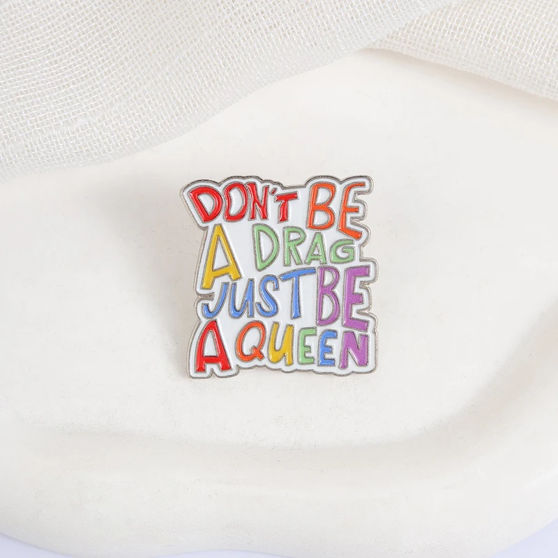 Don't Be A Drag Just Be A Queen Emaille-Pins, motivierende, freche Regenbogen-Zitate, Brosche, Rucksack- und Kleidungsabzeichen, Modeschmuck, Geschenk – Detail 3