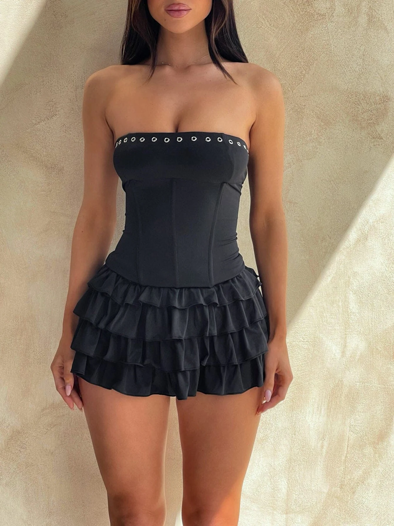Modisches, sexy trägerloses Damenkleid mit Rüschenkante – Detail 4