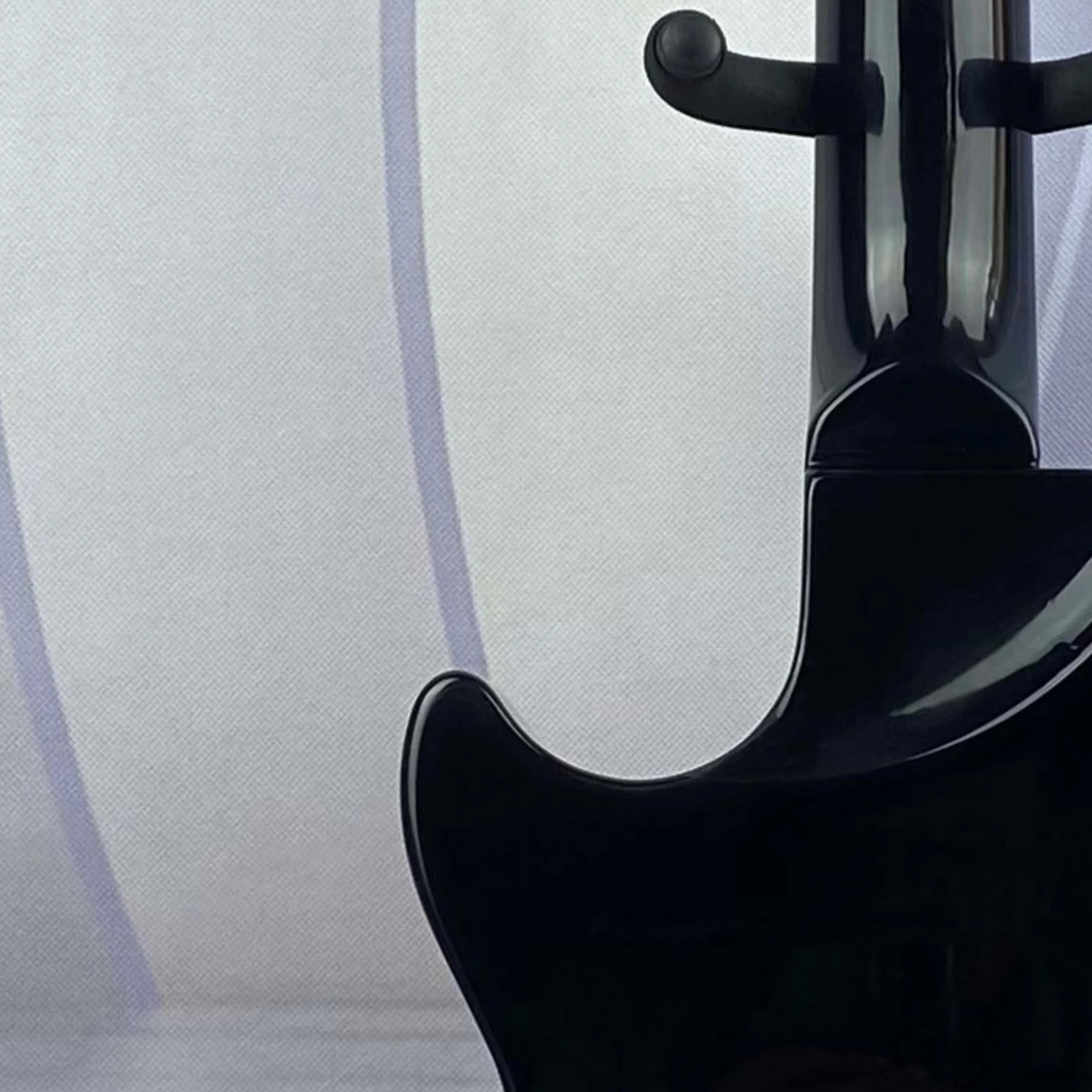 

Электрогитара в стиле декаль-арт, 6-струнная, 2 звукоснимателя, гриф из палисандра, корпус из красного дерева, черная фурнитура.