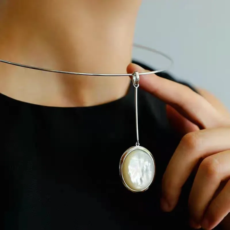 

White Shell Serpeggiante Pendant Choker Pendant round Clavicle Chain Special Interest Light Luxury Advanced Combination Necklace