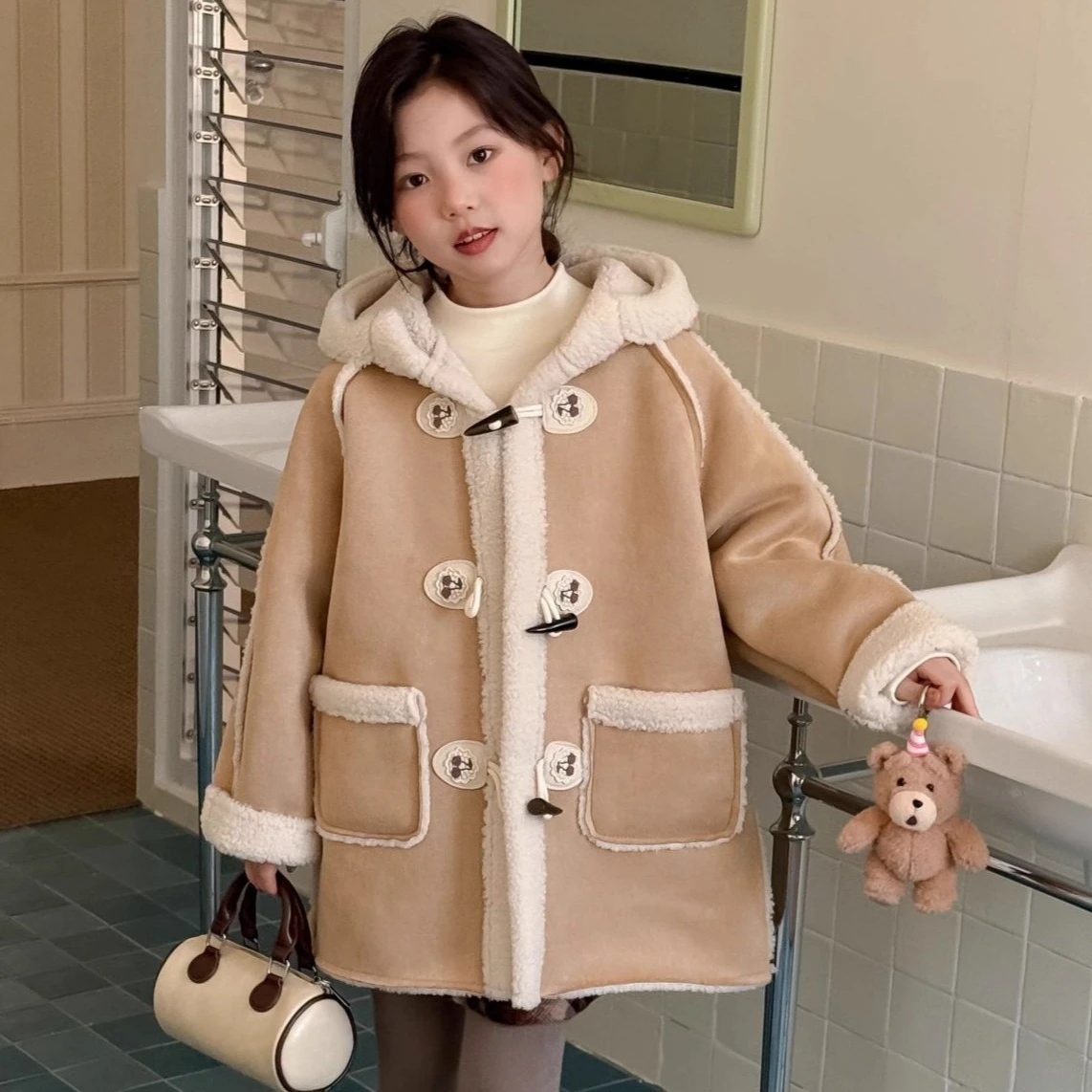 معطف الفتيات 2025 الخريف والشتاء ملابس الأطفال الجديدة الكورية نمط فتاة طفل موضة سميكة هوديي معطف الفرو الترفيه اليومي