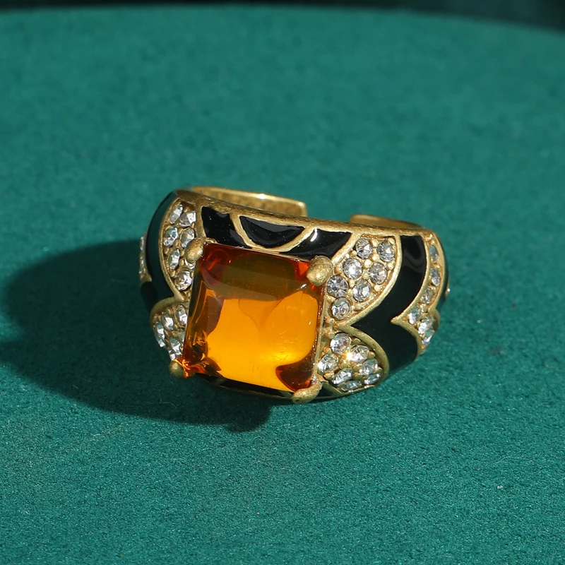 Vintage Jewelry Leopard Print Yellow Rings Rhinestones Amber Crystal for Woman Gold Color Black Enamel Luxury Party Accessories