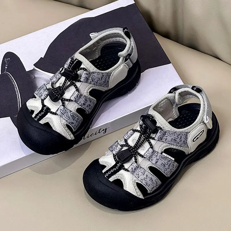 

Детские сандалии с закрытым носком для мальчиков, лето 2026, новинка, повседневные кроссовки, нескользящая мягкая подошва, пляжная обувь для прогулок