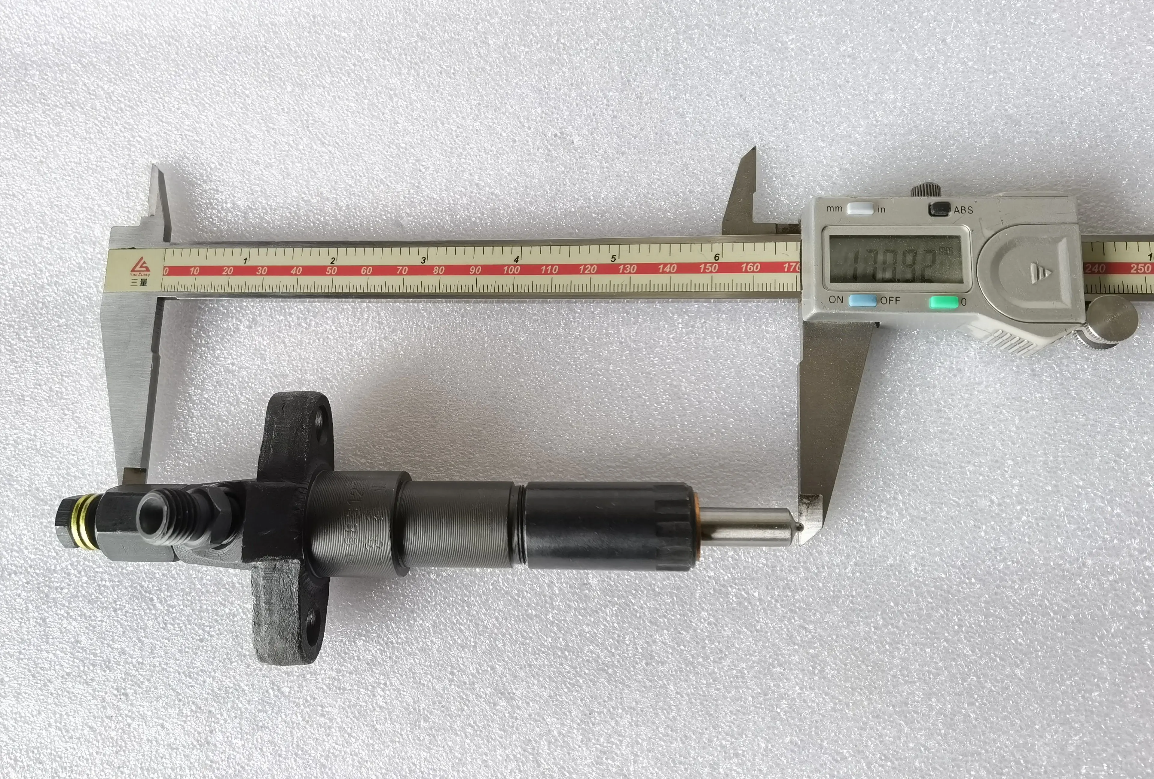 Fuel injector PF68S122 / PF68S125 / for KM4L22BT