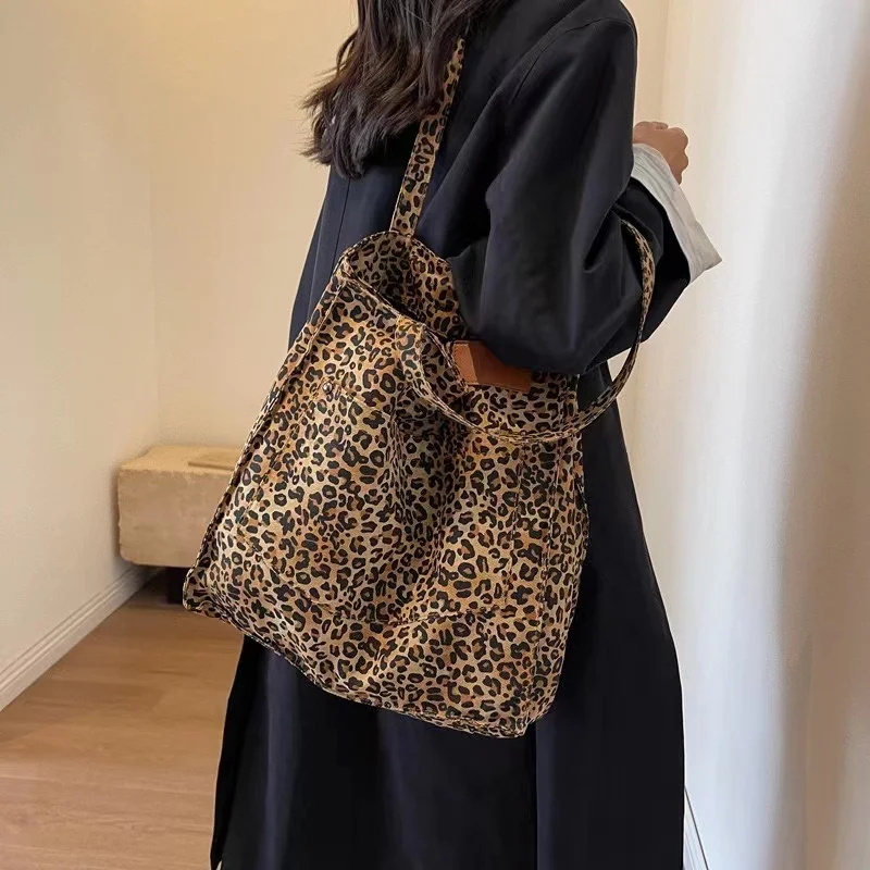 Large capacity leopard print tote bag for women,fashionable and versatile shoulder bag,new minimalist and personalized commuting