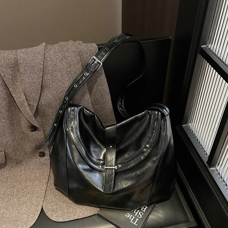 حقيبة ذات سعة كبيرة بتصميم مريح 2025 حقيبة كتف كروس متعددة الاستخدامات جديدة للتنقل اليومي حقيبة حمل جلدية ناعمة 3083JY